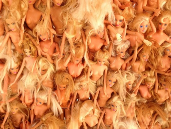 Безумный мир: Стена из кукол Барби