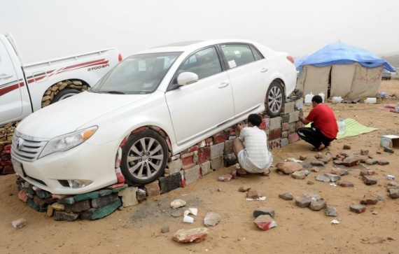 Интересное: Когда арабу делать нечего, он машины камнями обкладывает