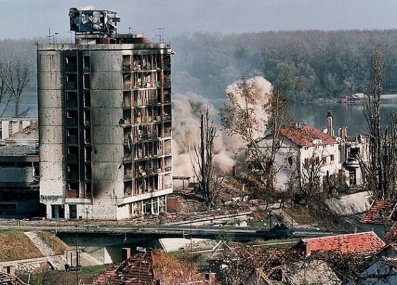 Политика: Семнадцать лет назад Америка принесла *демократию* в Югославию