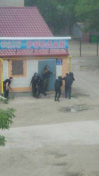 Проишествия: В Актюбинске попытки захватить военную часть и оруженые магазины