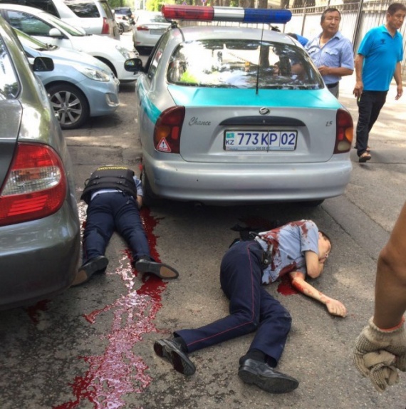 Проишествия: Нападение в Алматы на полицейских. Двое стражей порядка погибли