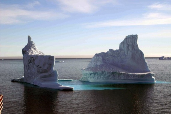 Природа: Айсберг в океане