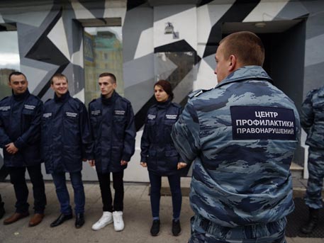Общество: Новости: Выставку фото обнаженных детей в Москве закрыли после акции «Офицеров России»