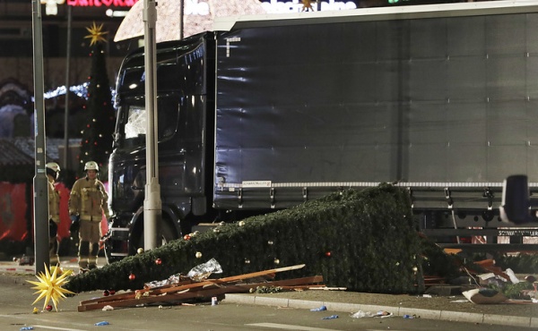 Происшествия: Грузовик протаранил толпу на рождественском рынке в Германии