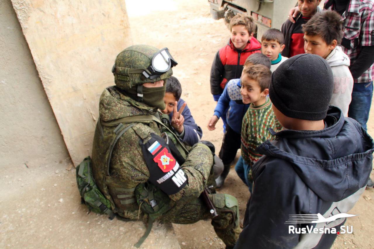 Помощь мирным жителям. Дети Сирии и российские солдаты. Русский спецназ сирийские дети. Российские войска в Сирии дети.