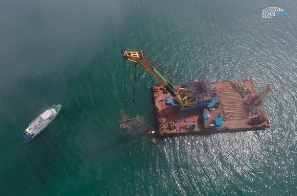 Интересное: Строители Крымского моста помогли поднять со дна самолет времен ВОВ