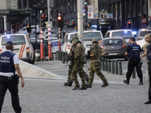 Терроризм: На центральном вокзале Брюсселя произошел взрыв. Полиция открыла огонь по человеку с поясом смертника