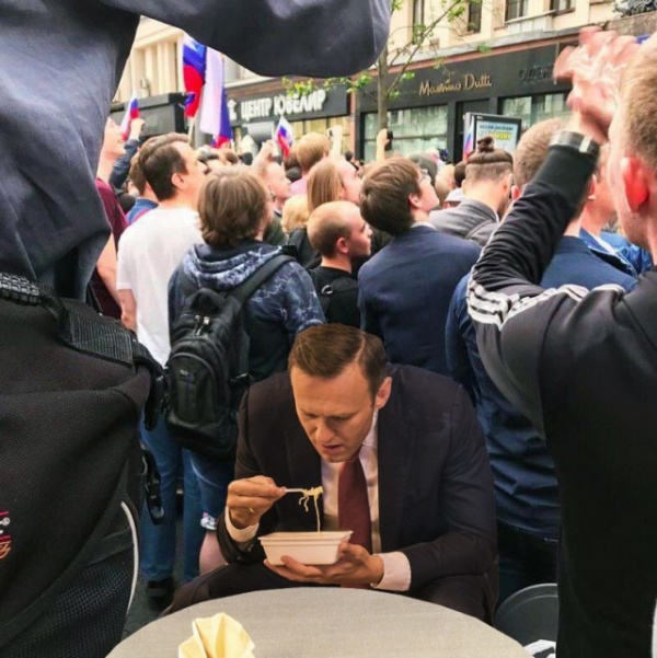 Картинки: Навальный и доширак