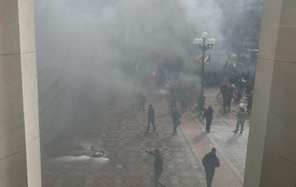 Украина: К Киевской Раде стянули полицию и Нацгвардию