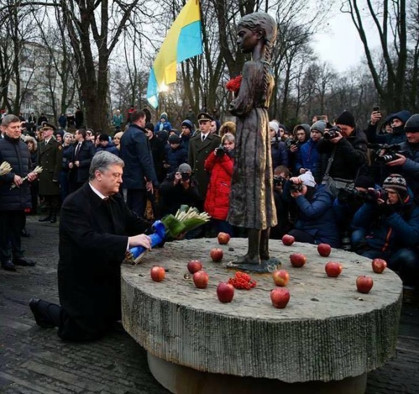 Украина: У Мемориала жертвам Голодомора в Киеве упал в обморок солдат
