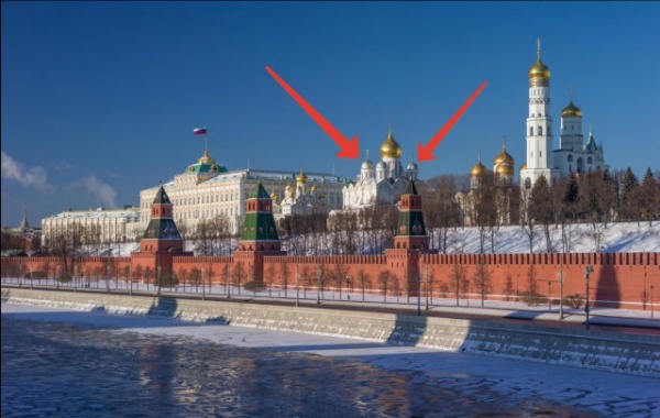 История: Почему купола Архангельского собора Кремля не  в позолоте?