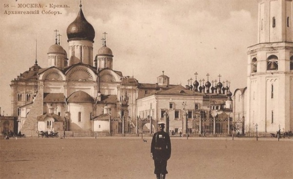 История: Почему купола Архангельского собора Кремля не  в позолоте?