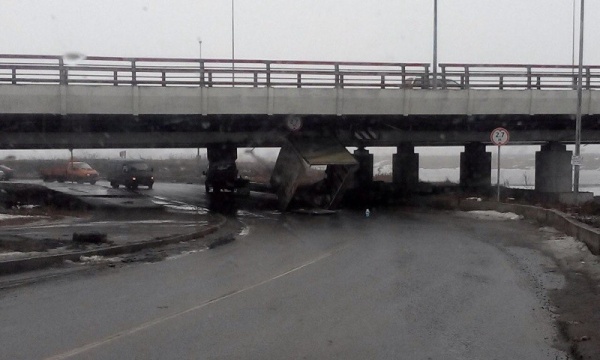 Происшествия: (Дуракам закон не писан) В Питере уже 16-я автомашина врезалась в мост с надписью «Газель не проедет»