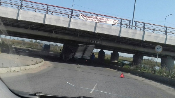 Происшествия: (Дуракам закон не писан) В Питере уже 16-я автомашина врезалась в мост с надписью «Газель не проедет»