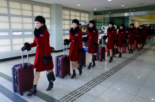Интересное: Северокорейский ансамбль прилетел в Южную Корею на Олимпиаду