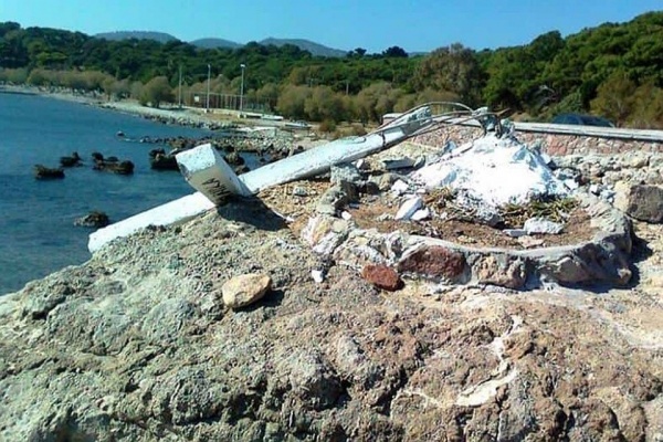 Безумный мир: На греческом острове снесли крест в угоду мигрантам