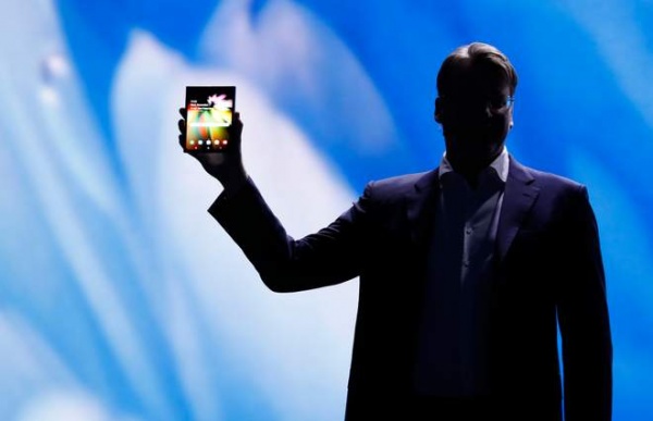 Технологии: Samsung представила сгибающийся телефон