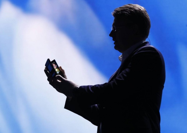 Технологии: Samsung представила сгибающийся телефон