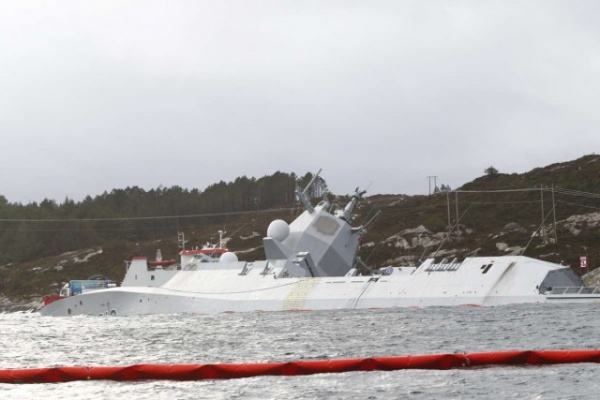 Происшествия: Норвежцы привязали затонувший фрегат - но он продолжает погружаться