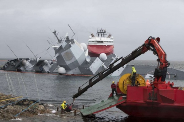 Происшествия: Норвежцы привязали затонувший фрегат - но он продолжает погружаться