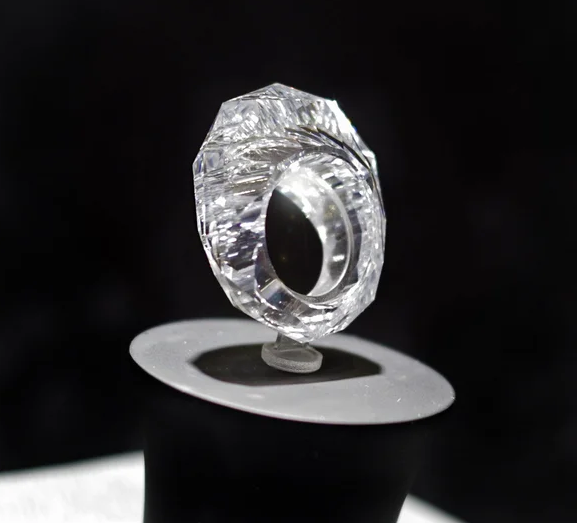 Интересное: Бриллиантовое кольцо без оправы