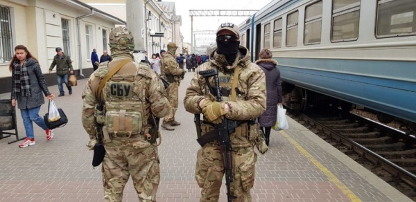 Украина: Выборы на украине - спецназ СБУ - вдруг агенты Путина порошенко не выберут:-)