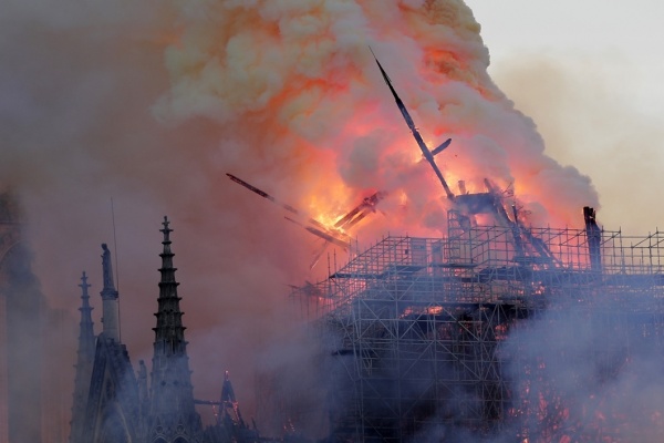 Происшествия: В Париже загорелся Собор Парижской Богоматери