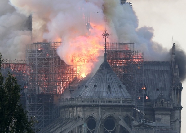 Происшествия: В Париже загорелся Собор Парижской Богоматери