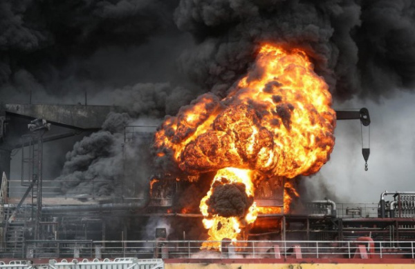 Происшествия: Кадры взрыва 25000-тонного нефтяного танкера в Южной Корее
