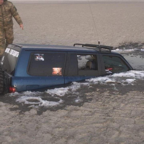 Происшествия: Слабоумие и отвага:  девять машин застряли в иле, катаясь по обмелевшим Дону и Таганрогскому заливу