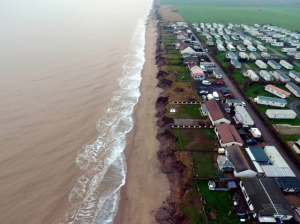 Природа: Британское побережье Холдернесс  размывает море