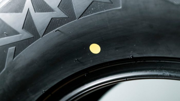 Интересное: Зачем на шинах цветные точки и полоски?