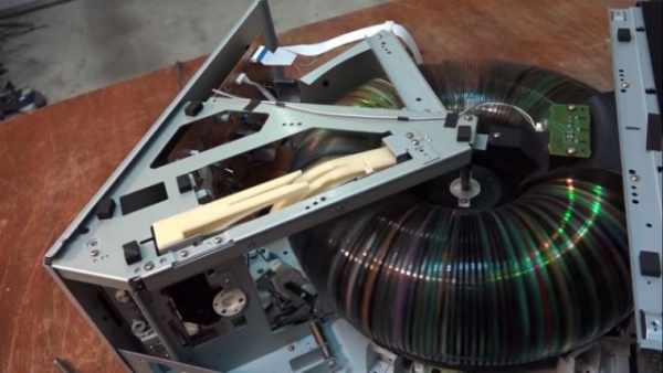Интересное: А Вы видели бублик из 100 CD дисков? а из 200? а из 400? Посмотрите на удивительные аппараты SONY