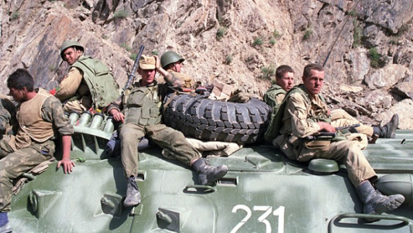 Война: Ответ американскому эксперту: Зачем русскому солдату вонючие тряпки на ногах?