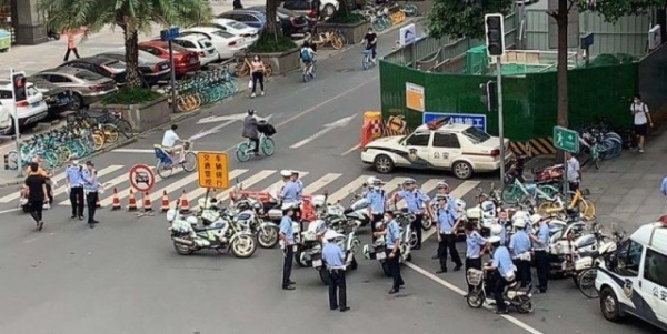 Политика: Народная вооруженная милиция Китая оцепила генконсульство США в Чэнду
