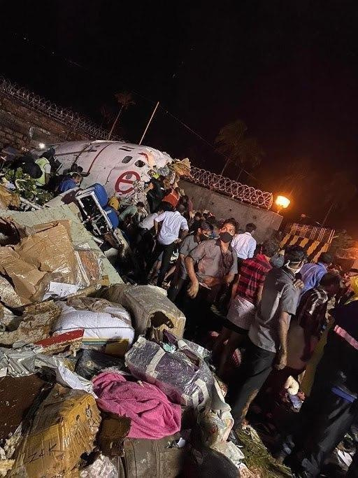 Происшествия: Boeing 737-8HG разломился после посадки в аэропорту индийского города Кожикоде