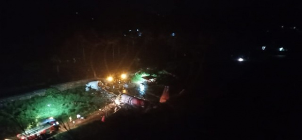 Происшествия: Boeing 737-8HG разломился после посадки в аэропорту индийского города Кожикоде