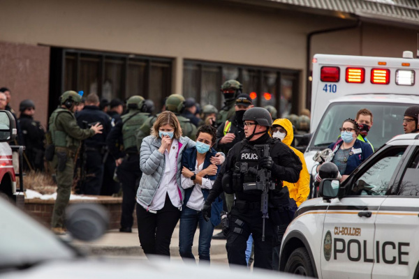 Происшествия: Шесть человек погибли при стрельбе в Колорадо