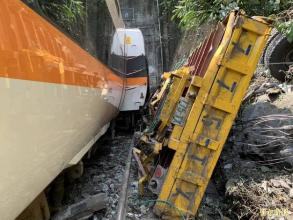 Происшествия: Скоростной поезд на Тайване сошёл с рельс в тоннеле. Погибло более 35 человек, более 70 человек раненых