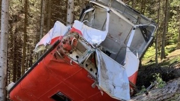 Происшествия: В Италии рухнула кабина фуникулера. Погибло девять человек.