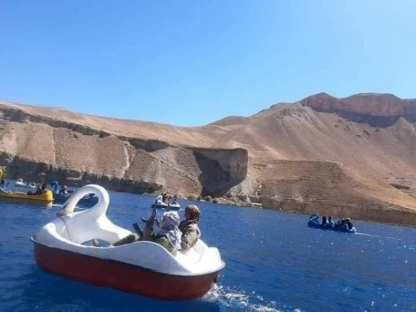 Страны: Талибы резвятся на лодочках на озере Банди-Амир в Афганистане :-)