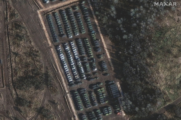 Вбросы: Politico опубликовало фото *российских танков на границе с Украиной*