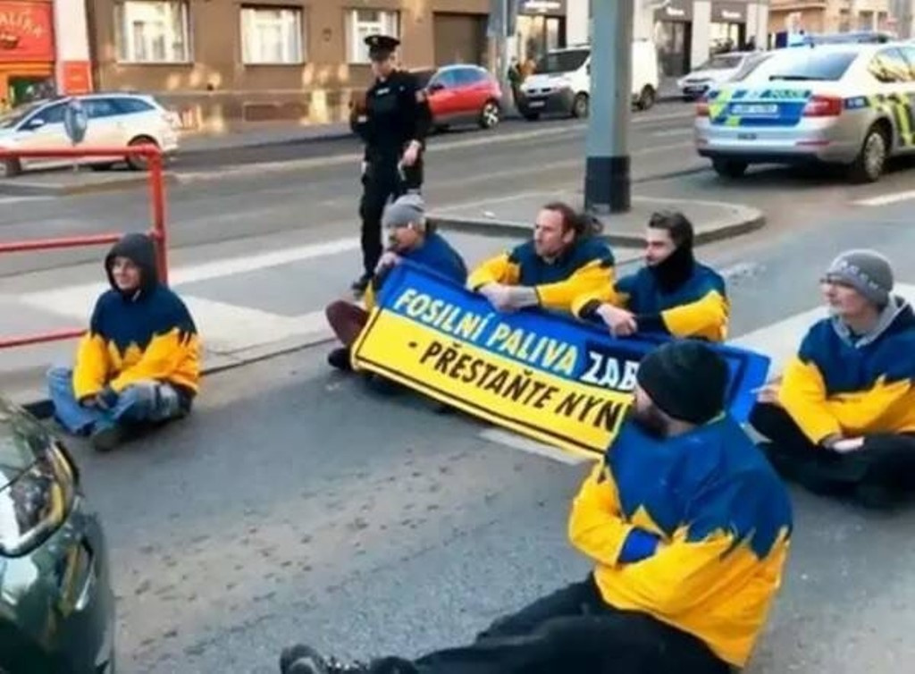Украинцы устроили. Украинцы в Европе. Украинцы протестуют в Европе. Европа против украинцы.