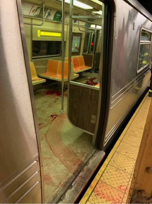 Происшествия: Нью-Йорк. Неизвестный в противогазе и бронежилете в час пик открыл стрельбу на станции метро Sunset Park