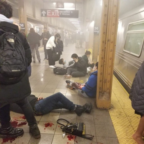 Происшествия: Нью-Йорк. Неизвестный в противогазе и бронежилете в час пик открыл стрельбу на станции метро Sunset Park