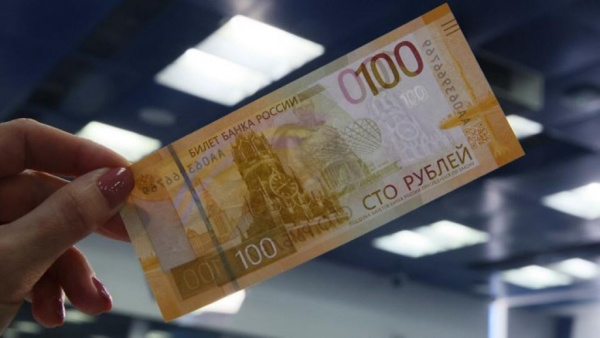 Финансы: Новая купюра в 100 рублей обладает антимикробными свойствами