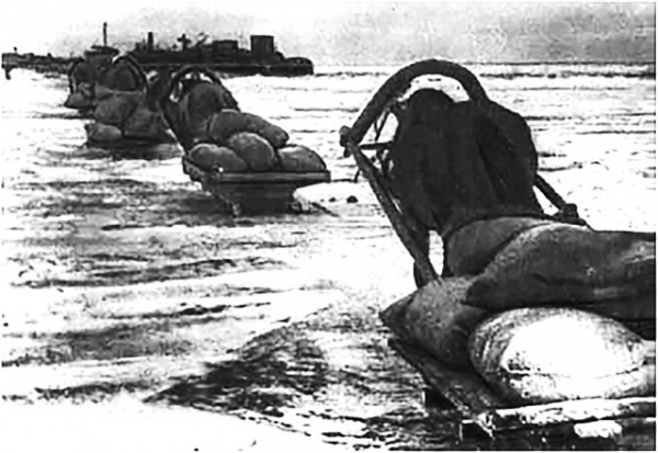 История: Зимой 1942 года партизаны сумели провезти в Ленинград более двухсот повозок с тоннами хлеба, пшеницы и мяса
