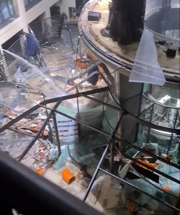 Происшествия: В Берлине лопнул самый большой в мире цилиндрический аквариум