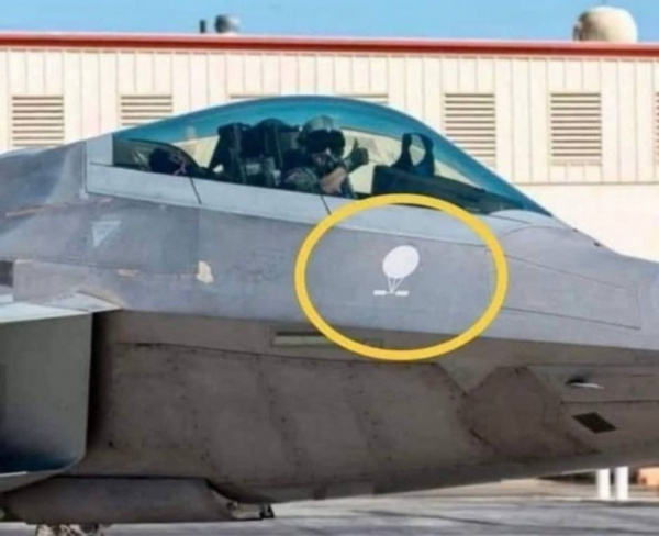Разное: На истребителе F-22 появилась отметка о героически сбитом шаре :-)