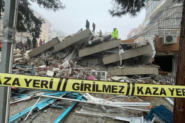 Происшествия: Сильное землетрясение в Турции. Погибло 284 человека (обновлено)